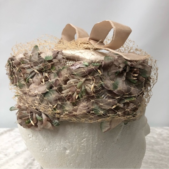 Vintage pillbox hat floral w/netting - Picture 2 of 7